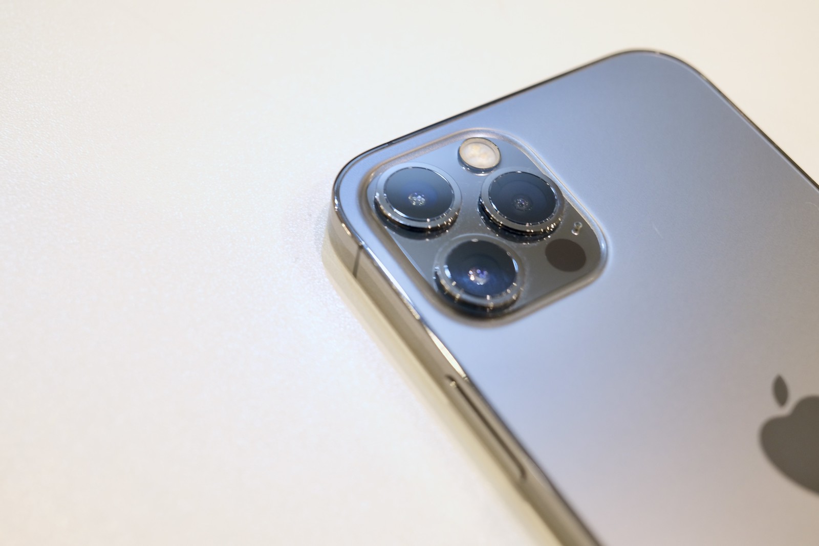 未だiPhone 12 Proだけど – Kaleidalabs