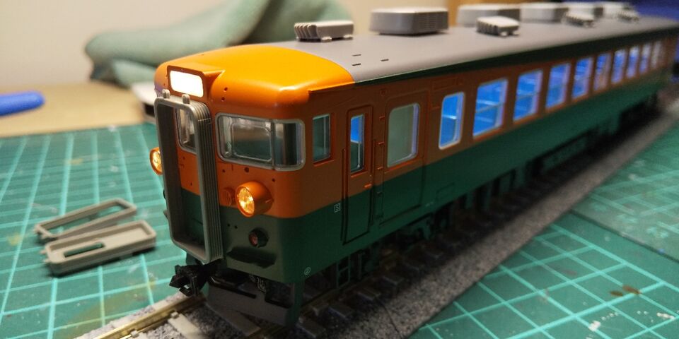 KATO HO 165系 自作室内灯とパーツ取付 : クローゼットの中の鉄道模型