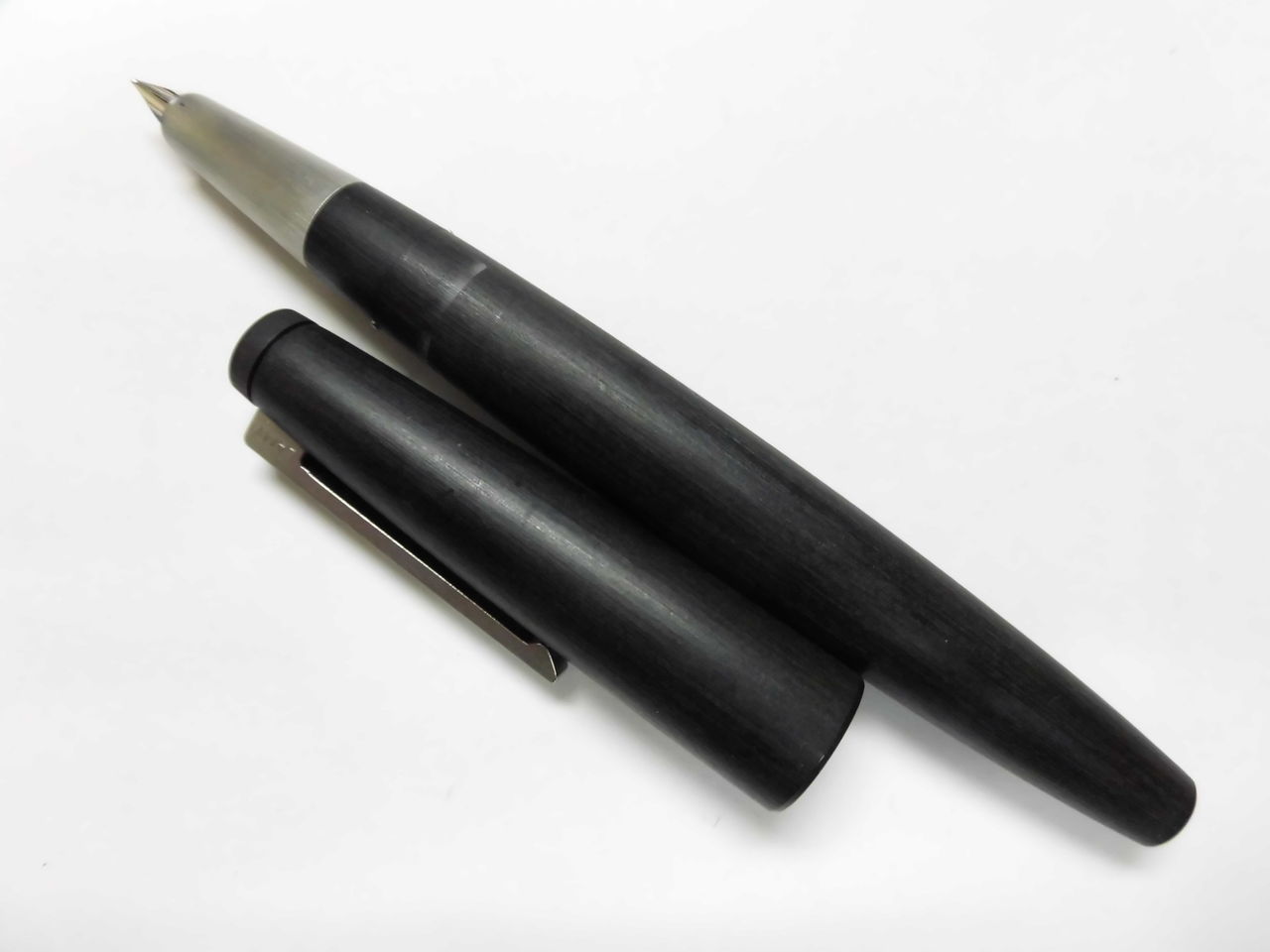 LAMY 2000 万年筆 585 EF Lamy 2000 Fountain Pen in Black - 14K Gold - Goldspot Pens