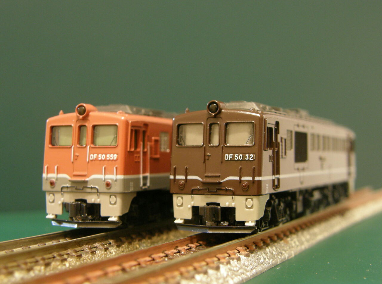 トミックス「DF50形・ブラウン」を、他の機関車と並べてみました