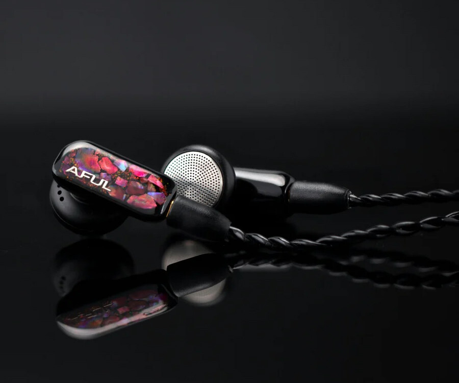 AFUL PolarNight」 イントラコンカ型の枠を超えたデザイン性のモニター