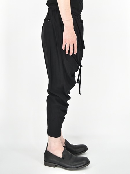 ユリウス 697PAM9 名作シャーリングドレープサルエルパンツ ブラック