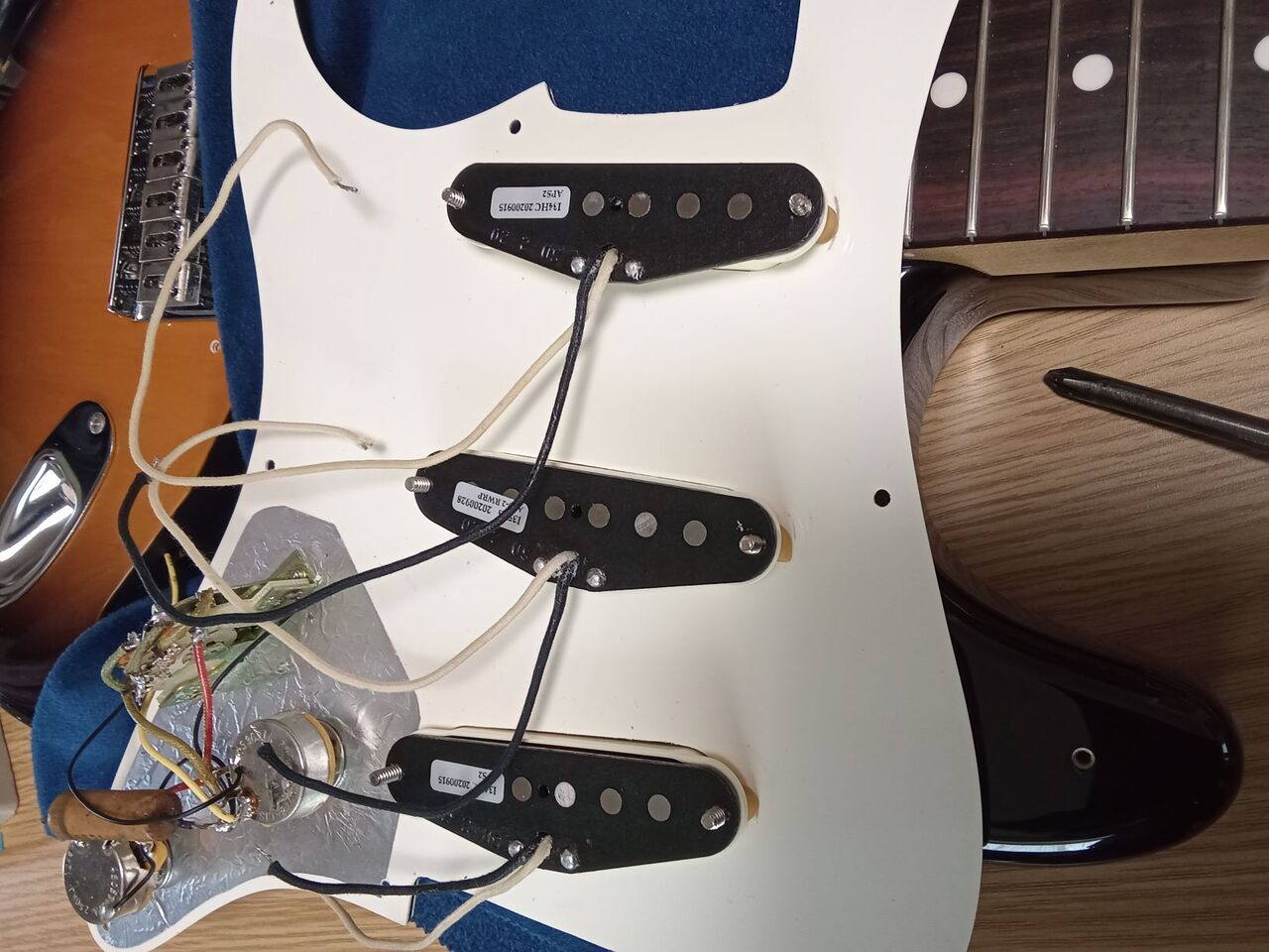 フェンダーギブソンピックアップ付きストラトノーブランド ストラト