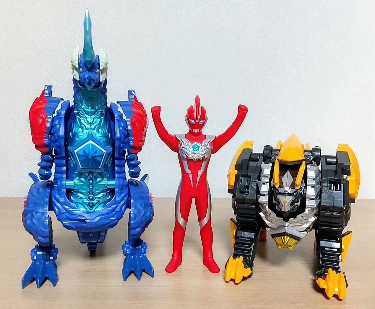 ウルトラマンオメガ DXレキネス トライガロン ヴァルジェネス BANDAI