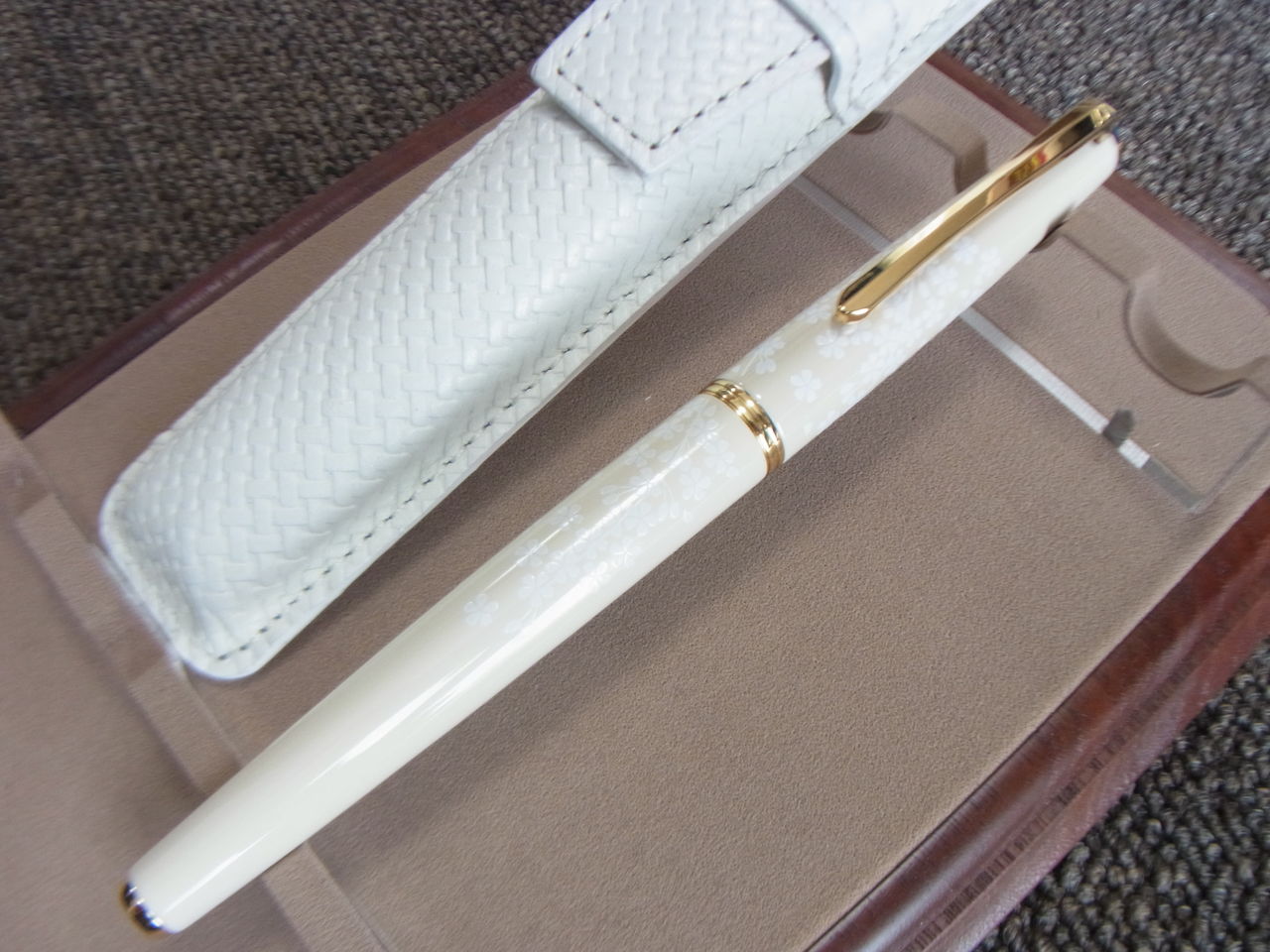 PILOT Lady White -Sakura- : ぺん☆ぱれーどっ！