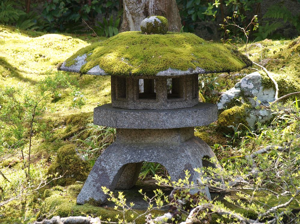 雪見灯篭】3本足と4本足の灯篭 : 岡崎市 老舗石屋㈱杉田石材店のブログ