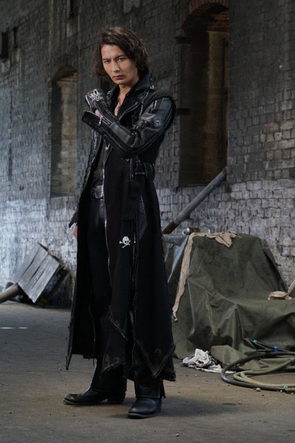 涼邑零 演：藤田玲（牙狼＜GARO＞20周年記念：ラフネートル見開き記念