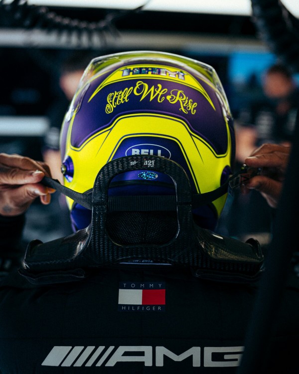 ルイス ハミルトン 1/2 ヘルメット 新品 メルセデス 2022 ベル ミニ