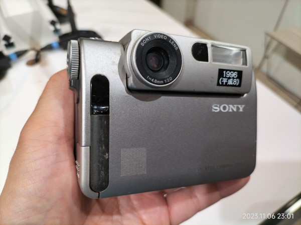 1996/平成8/SONY/DSC-F1/初代Cyber-Shot/回転レンズ/35万画素/内蔵