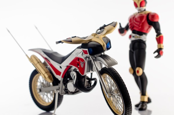 フィギュアーツ仮面ライダークウガビートチェイサー2000