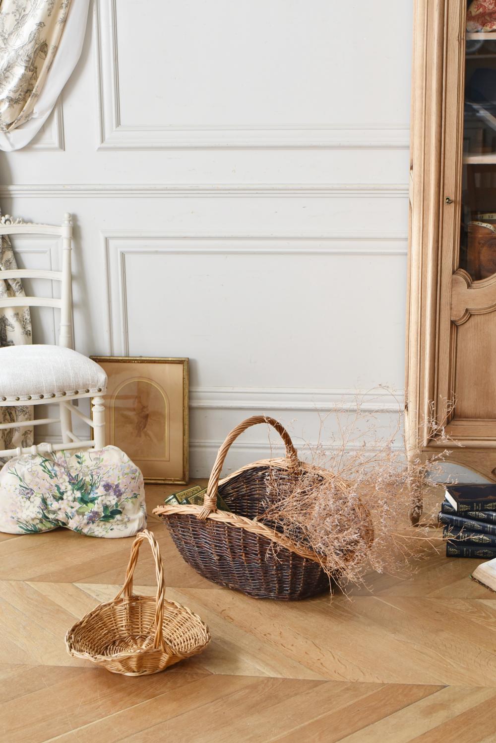 フランスアンティーク オパリンガラスの花瓶 フリル ツイストハンドル