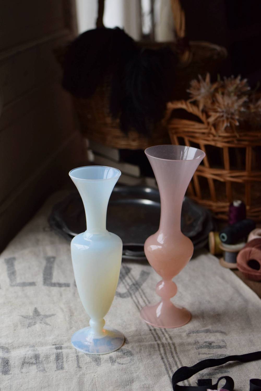 フランスアンティーク オパリンガラス クリシー フリル 花瓶 フラワー