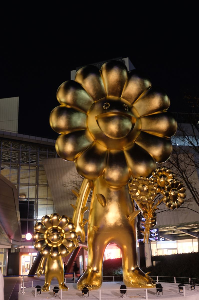 村上隆の新彫刻《お花の親子》が六本木ヒルズに登場！ 期間限定の