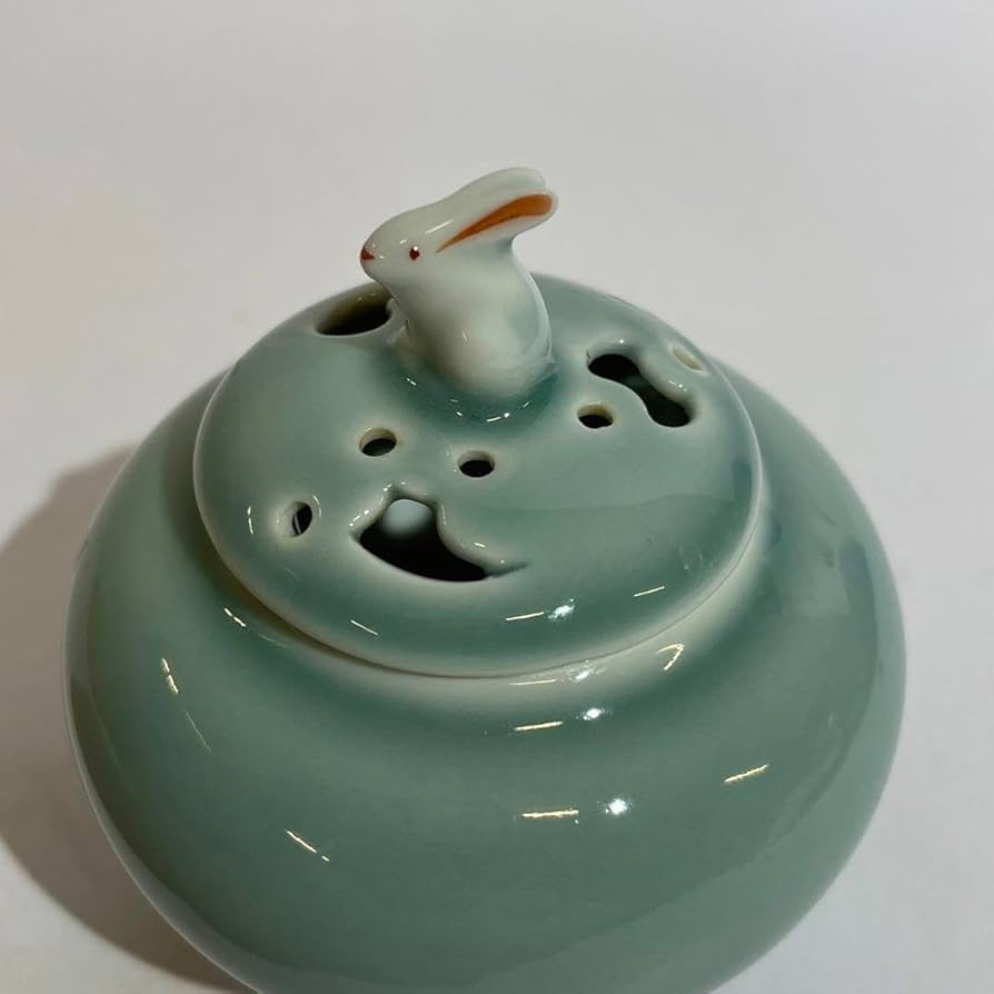 Amazon｜深川製磁 有田焼 香炉 うさぎ 青磁 1号｜仏壇用香炉