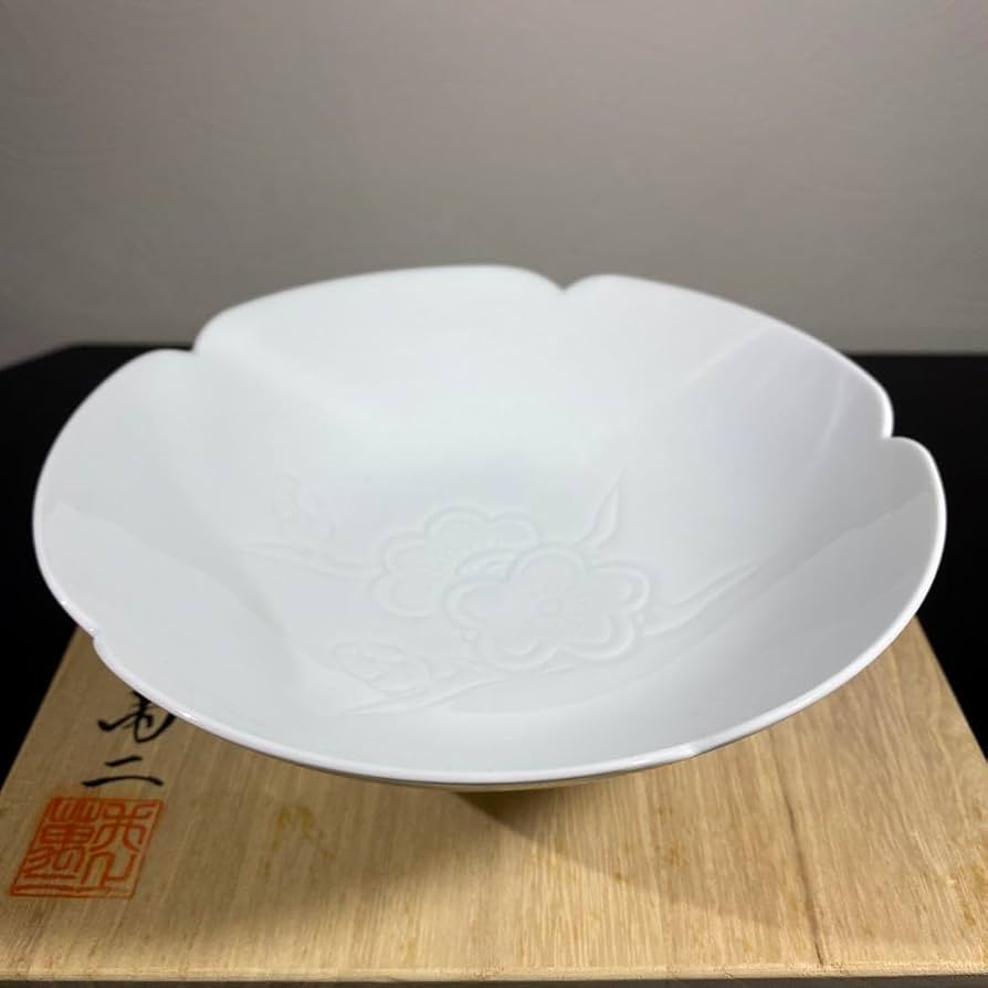 Amazon.co.jp: 真作 人間国宝 井上萬二 白磁彫文菓子鉢 : ホーム＆キッチン