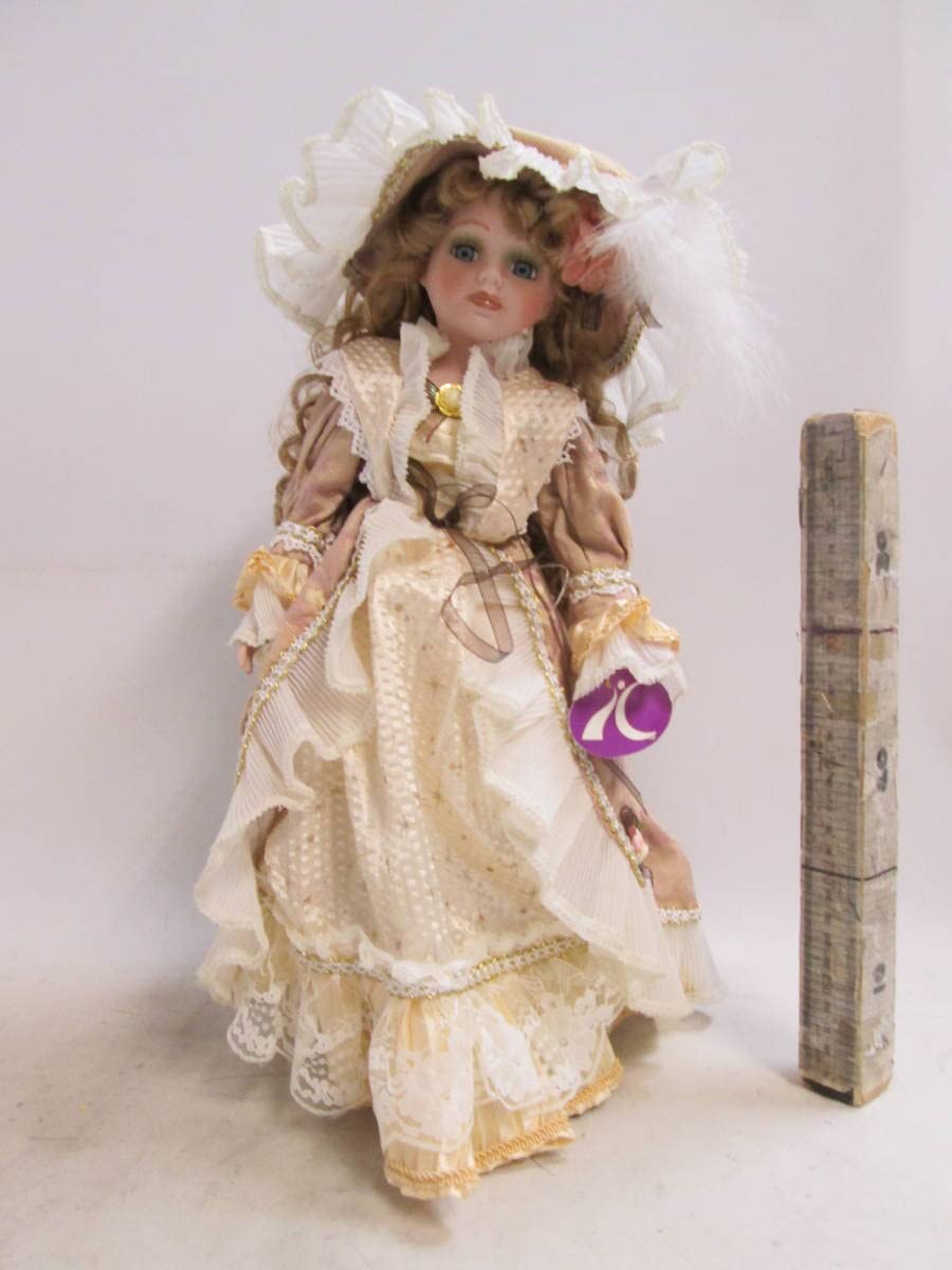 籠を持った 小 ビスクドール 籠を持った小ビスクドール