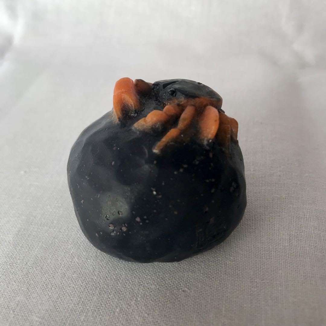 Amazon | 「岩に凝っとする沢蟹」 置物 ペーパーウェイト パートド