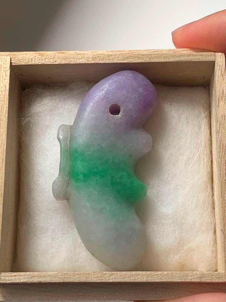 ✳ 極上の氷肌 神秘ラベンダー 糸魚川翡翠勾玉☆鑑定鑑別書付 ⭕️特別