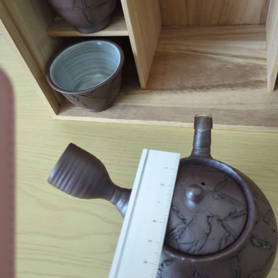 美しい古美術◇蔵から釉薬の垂れがある焦げ茶色の抹茶茶碗が出て来まし