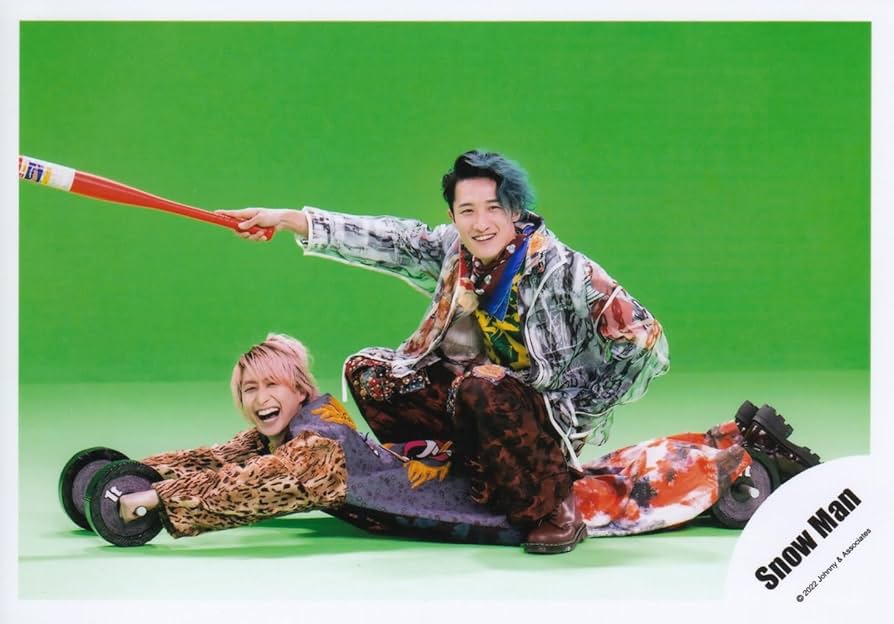 Amazon.co.jp: Snow Man 公式 生 写真（岩本照・佐久間大介）SM01422