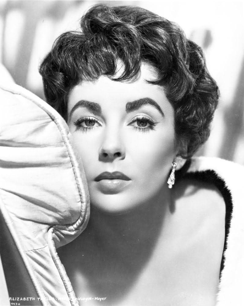 Amazon.com: Elizabeth Taylor Looking Away in Black and White Photo