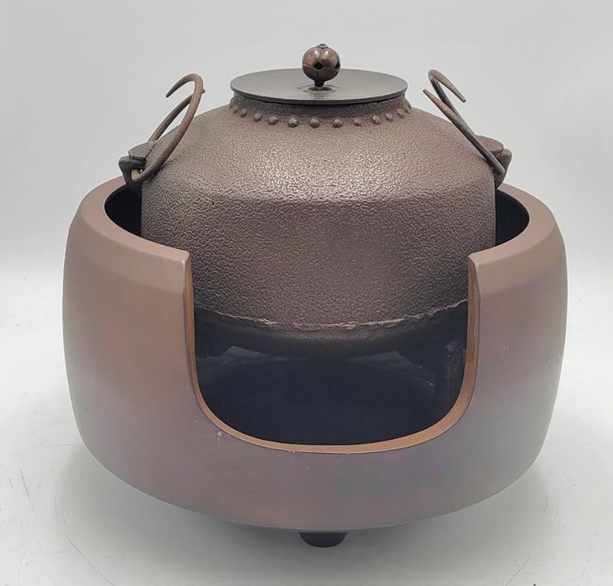 Amazon.co.jp: 唐金 面取り道安風炉 釜 五徳のセット 箱無し 茶道具