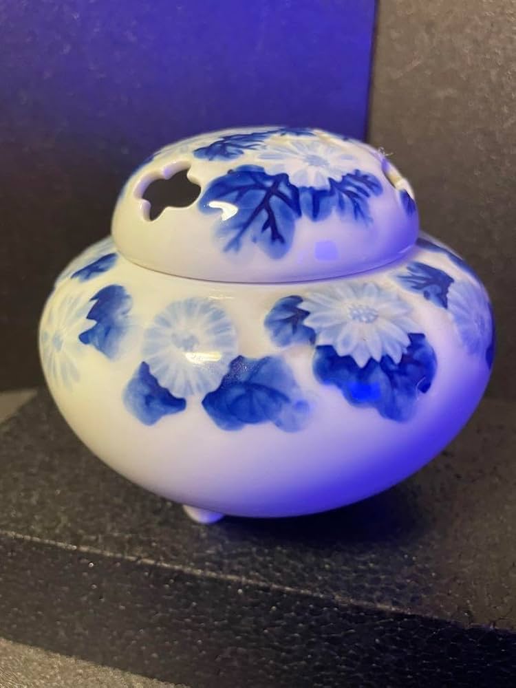 有田焼 深川製磁 「染付唐草文様三つ足香炉」 透かし彫り