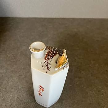 骨董品の美女が酒を注ぐ。徳利。急須。家具。置物を飾る 骨董品の美女