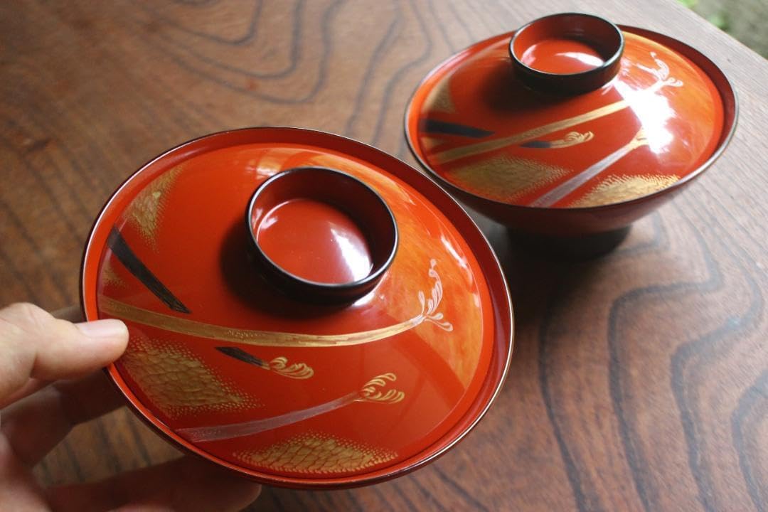 極上朱漆にモダン蕨沈金の映えるお椀2点（検輪島塗蒔絵椀雑煮