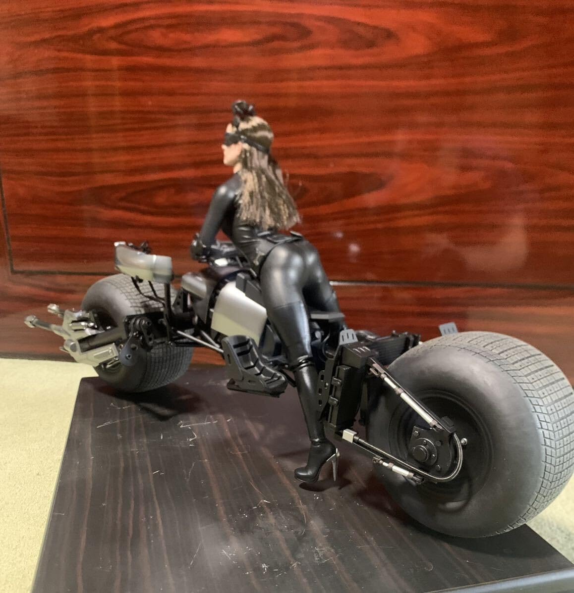 ホットトイズ ダークナイト キャットウーマン バットポッド 2.0 Amazon