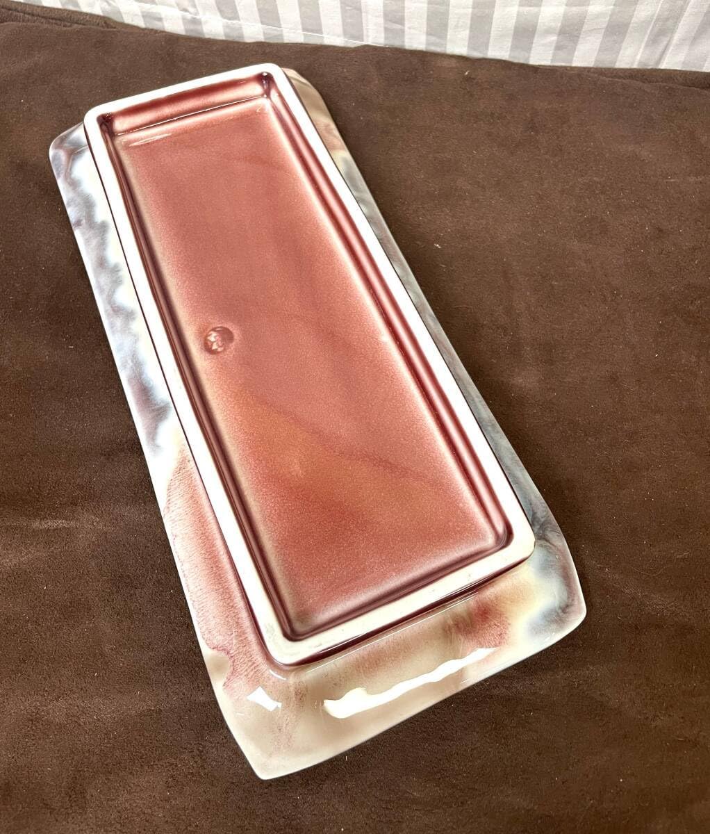 金属装飾の赤い花と鳥の皿