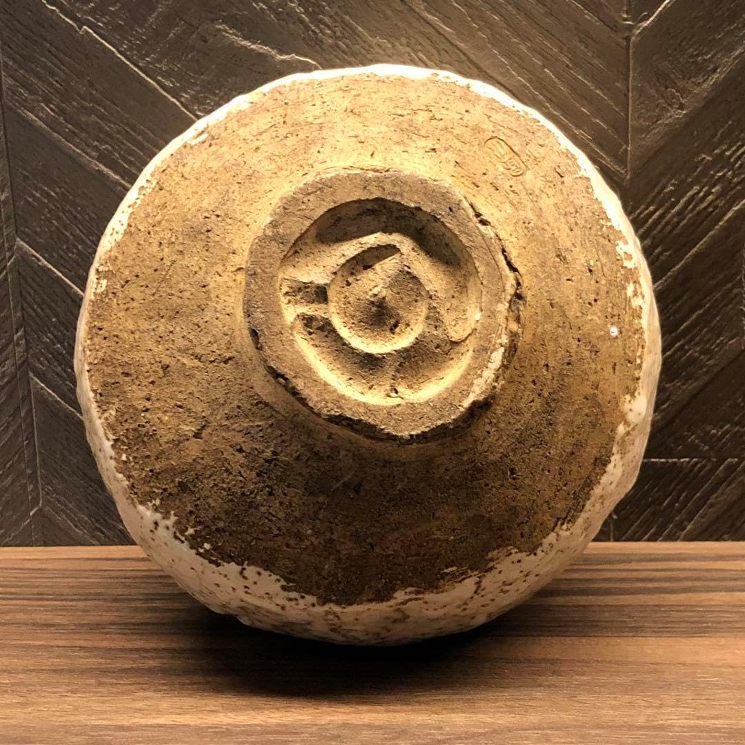 究極の美蔵から白い釉薬がぼこぼこしたかなり凄そうな抹茶茶碗