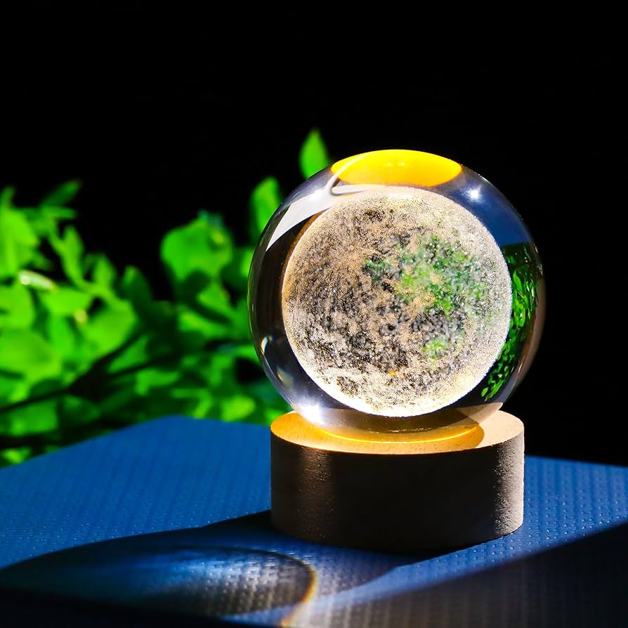 クリスタルガラスのアート作品 オベリスクの先頭に地球儀があります