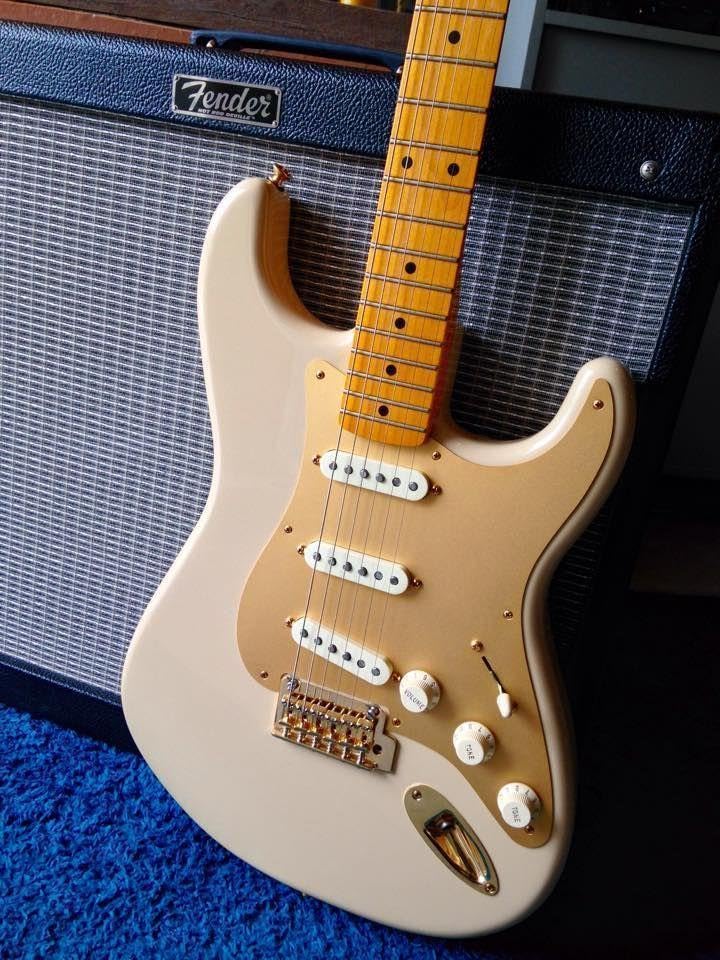 Fender ストラト8穴 アノダイズド ゴールドピックガード Amazon