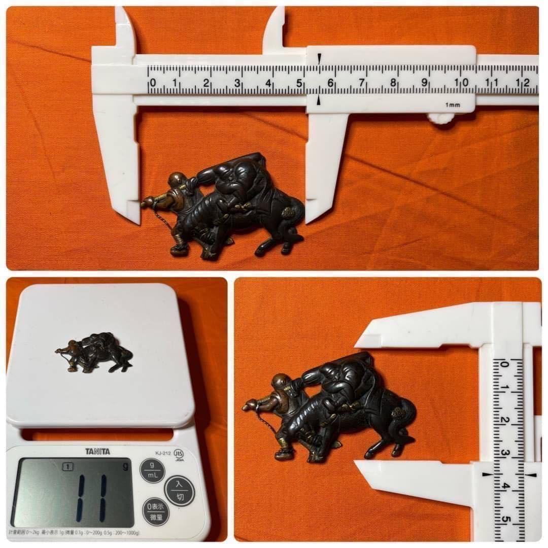 □時代物.煙草きざみ入れ 鹿革に前金具は(牛二頭彫り象眼