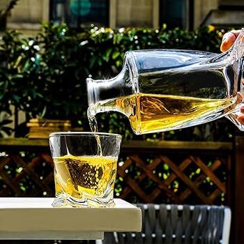 Amazon｜ウイスキー デキャンタ クリスタル,透明度の高いガラス