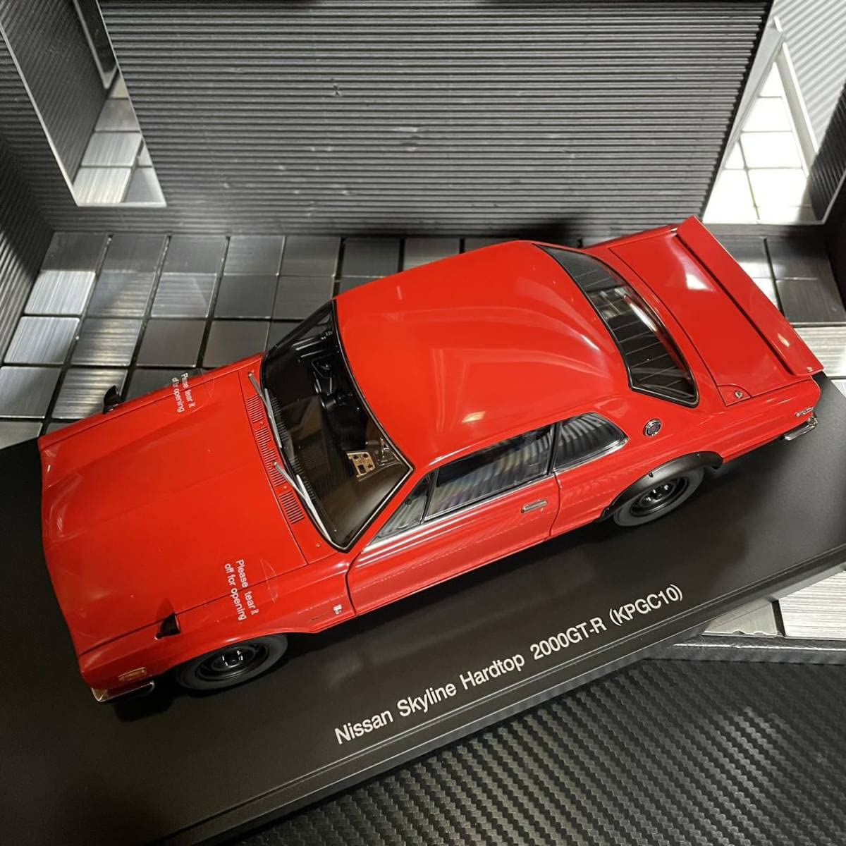 激レア未展示品 オートアート 1/18 スカイライン 2000 GT-R 赤 【公式