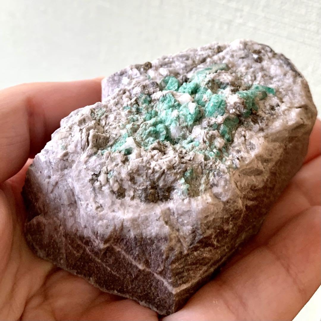 可愛いエメラルド大きめ母岩上標本189g 可愛いエメラルド大きめ母岩上