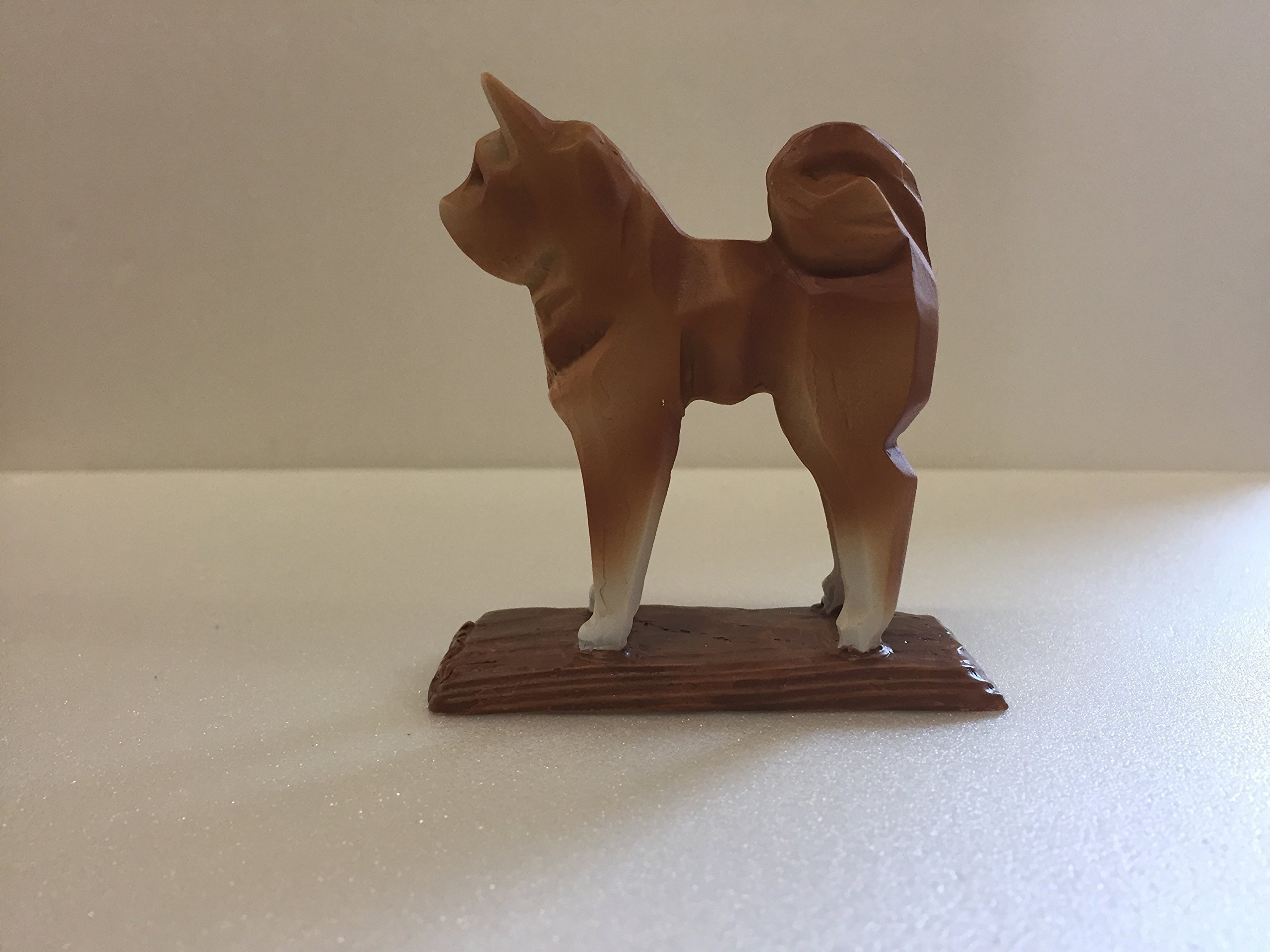 Amazon.co.jp: 秋田犬木彫り風 秋田犬マスコット : ホーム＆キッチン