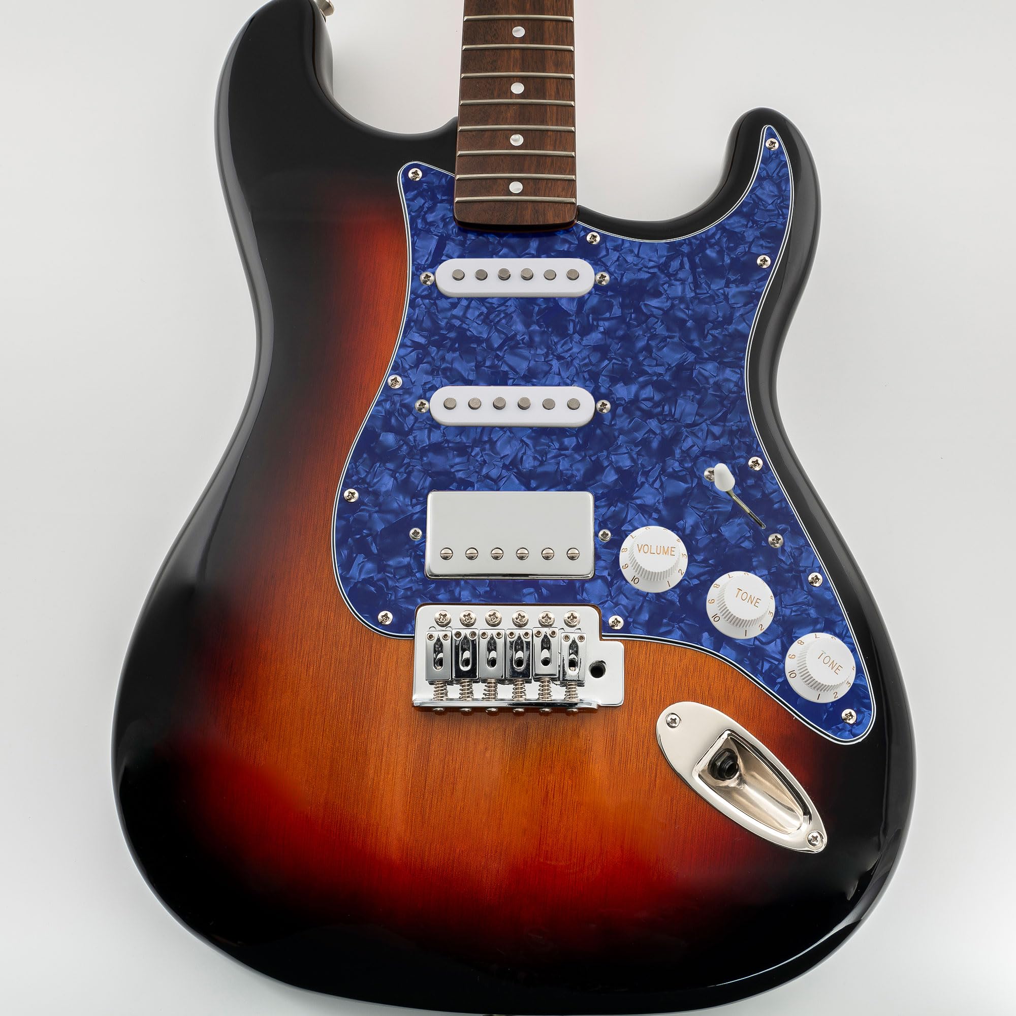 Amazon | Musiclily SSH 11穴ストラトピックガード Fender American