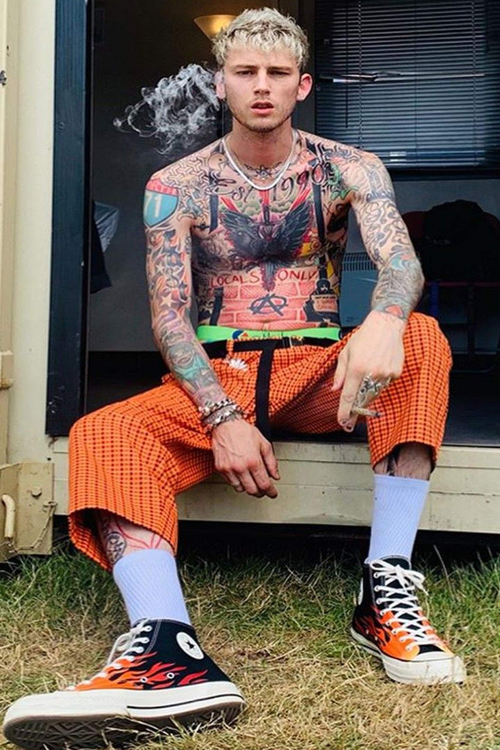 マシン・ガン・ケリー直筆サイン入り2Lサイズ写真…アメリカのラッパー