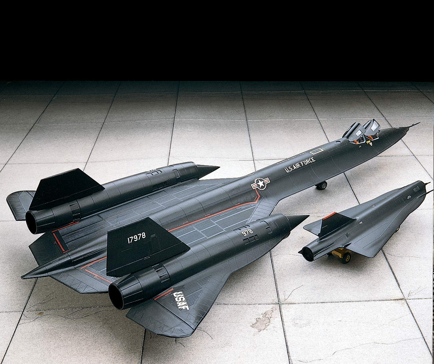 Amazon.com: Revell 85-5810 SR-71 Blackbird 1:72 Scale 66-Piece
