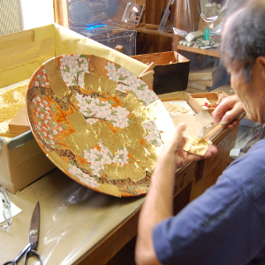 Amazon.co.jp: 飾り皿 絵皿 大皿 スタンド付き 有田焼 琥山窯 陶器