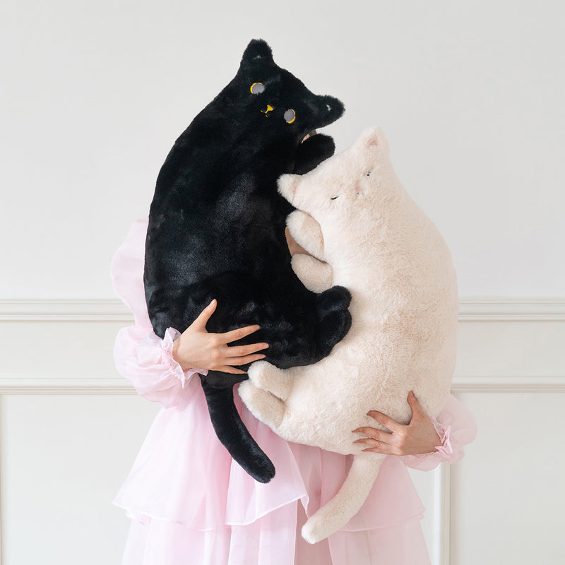 白猫と黒猫のクッション – ManusMachina