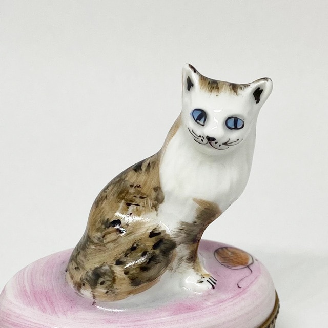 リモージュボックス 青い瞳の猫のエナメルボックス 留め具も猫