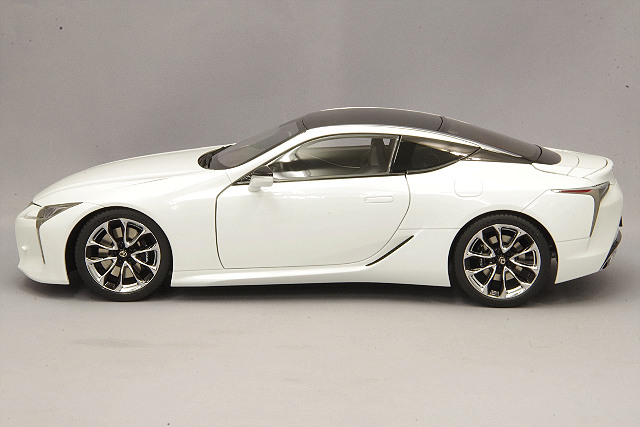 オートアート 1/18 レクサス LC500 メタリックホワイト/ブラック