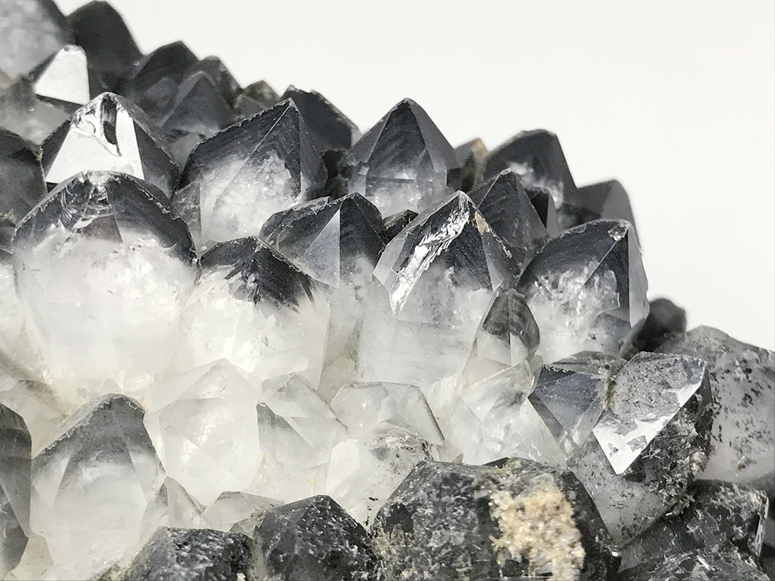 山東省産ブラックファントムクォーツクラスター/Black Phantom Quartz