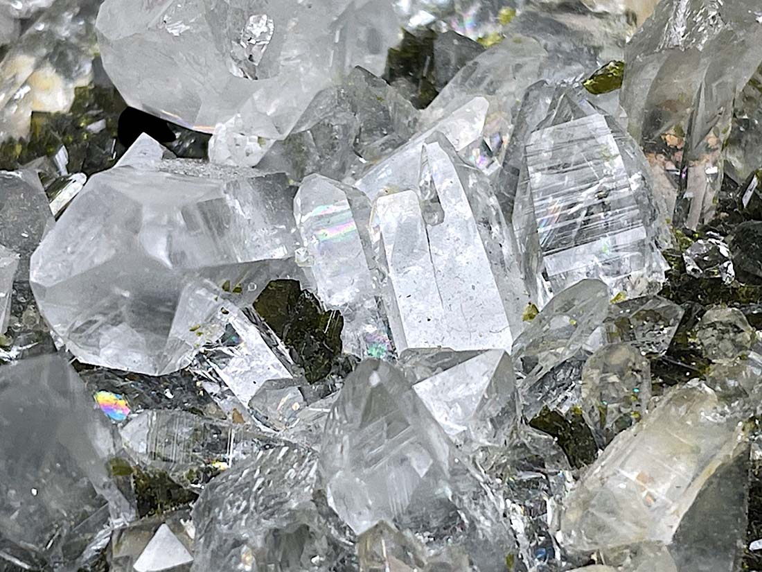 四川省産 エピドート ( 緑簾石 ) with 水晶 クラスター /Epidote with