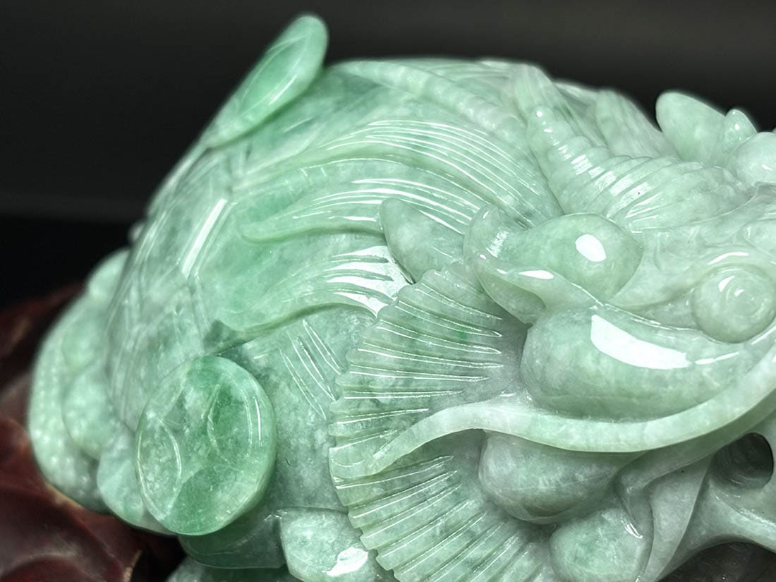 翡翠 龍亀(ロングイ) 彫刻 (木製台座付き)