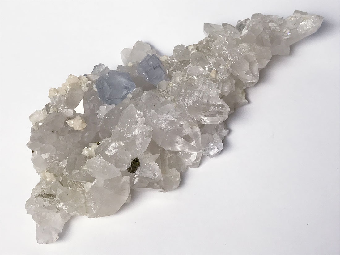 湖南省ヤオガンシャン産クリアフローライトonクォーツ(パイライト,カル